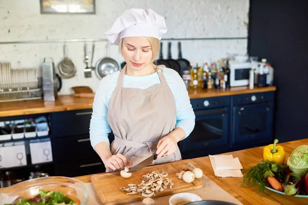 Retrato Una Mujer Joven Cocinando Cocina Cortando Setas Para Comida — Foto de Stock