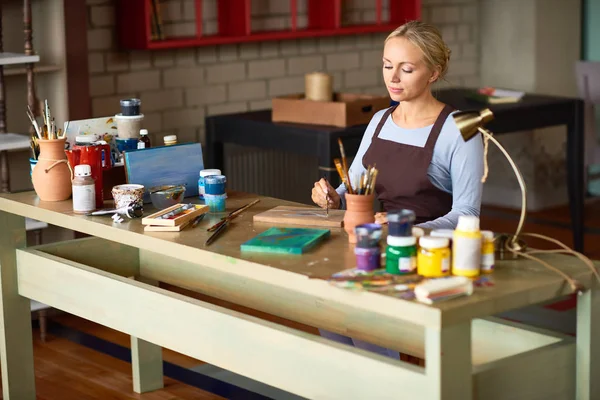 Porträtt Vacker Ung Kvinna Njuter Arbete Art Studio Målning Bild — Stockfoto