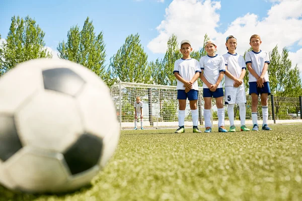 Chicos Del Equipo Fútbol Junior Pie Fila Campo Con Pelota — Foto de Stock