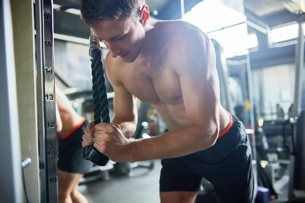 Retrato Baixo Ângulo Homem Bonito Treinamento Usando Máquina Exercício Ginásio — Fotografia de Stock