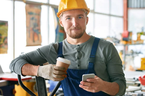 Porträtt Ung Skäggiga Arbetstagare Tar Paus Fabriken Verkstad Tittar Kameran — Stockfoto