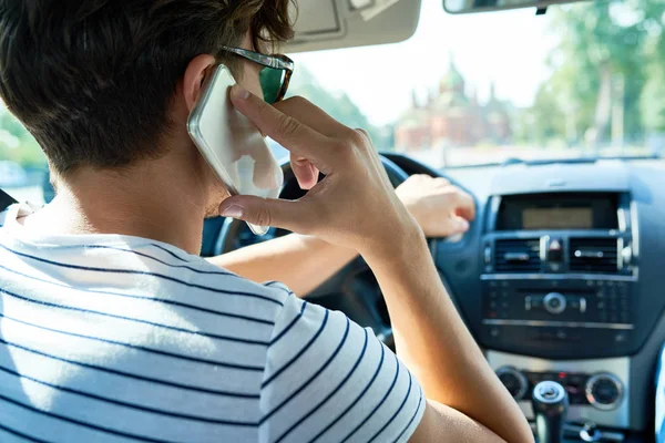 Tylnych Widok Młody Człowiek Jazdy Samochodów Luksusowych Mówienie Przez Smartfon — Zdjęcie stockowe