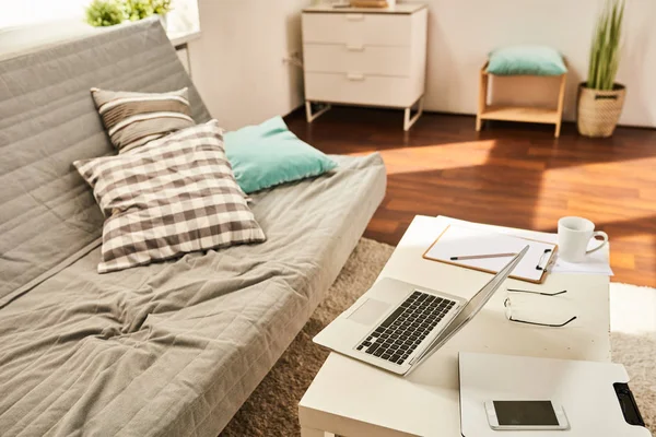 Bakgrundsbild Laptop Bordet Vardagsrummet Med Inga Människor Hemmakontor Koncept — Stockfoto