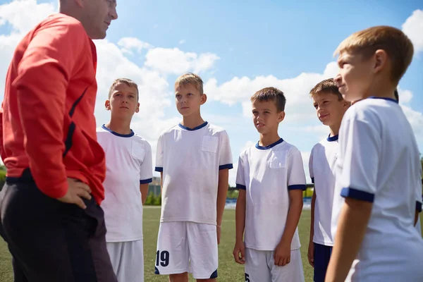 Retrato Jóvenes Futbolistas Escuchando Entrenador Explicando Las Reglas Del Juego — Foto de Stock