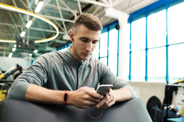 Modern Bir Spor Salonu Egzersiz Mola Müzik Smartphone Kullanarak Yakışıklı — Stok fotoğraf