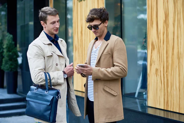 Retrato Dois Jovens Empresários Elegantes Usando Casacos Outono Conversando Livre — Fotografia de Stock