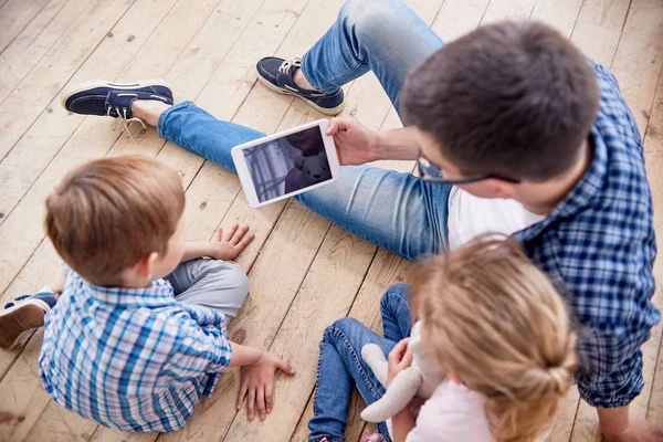 Hoge Hoekmening Van Jonge Vader Brillen Schattige Kleine Kinderen Verzamelden — Stockfoto