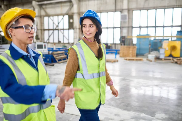 Αυτοπεποίθηση Έμπειρους Forewoman Περπάτημα Γυναίκα Συνάδελφο Πάνω Από Εργοστάσιο Εργαστήριο — Φωτογραφία Αρχείου