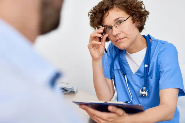 Retrato Una Mujer Joven Escuchando Atentamente Paciente Llenando Formulario Médico — Foto de Stock