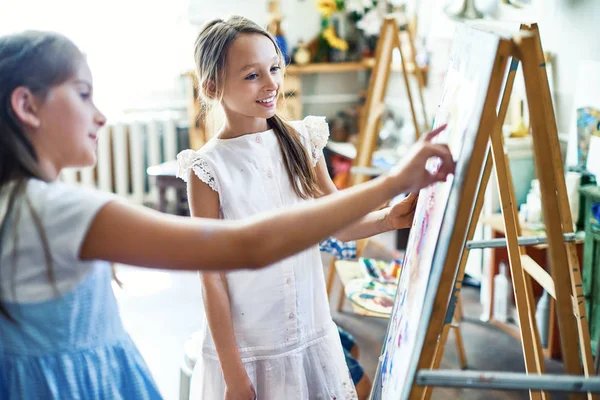 Gioioso Piccoli Amici Riuniti Spazioso Studio Arte Creazione Opere Arte — Foto Stock