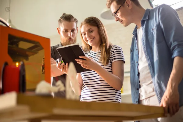 Retrato Atractiva Joven Diseñadora Que Muestra Los Resultados Del Trabajo — Foto de Stock