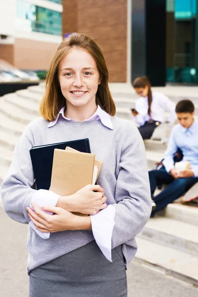 Porträt Eines Glücklichen Teenagers Mit Roten Haaren Und Sommersprossen Der — Stockfoto