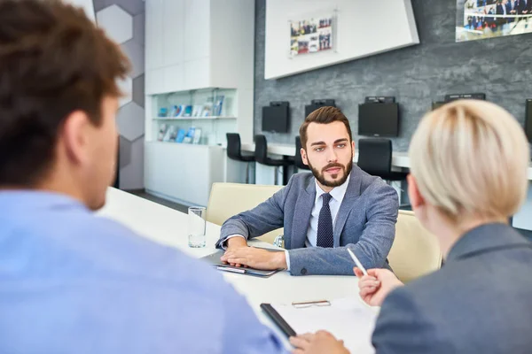 Grupo Socios Comerciales Reunidos Una Amplia Sala Juntas Discutiendo Detalles — Foto de Stock