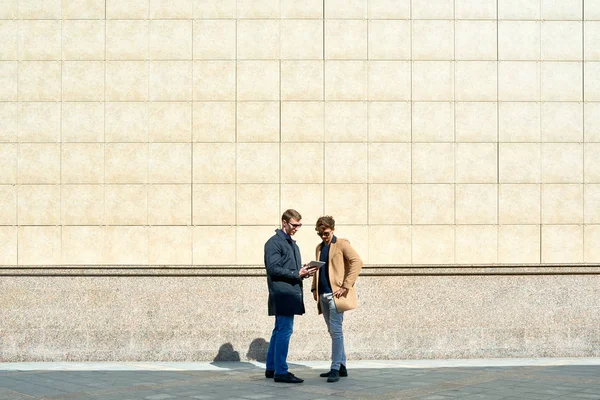 Retrato Completo Dos Hombres Guapos Modernos Con Abrigos Otoño Usando — Foto de Stock