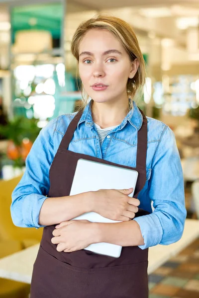 Waist Portrait Young Waitress Wearing Apron Posing Looking Camera Holding — Stock Photo, Image