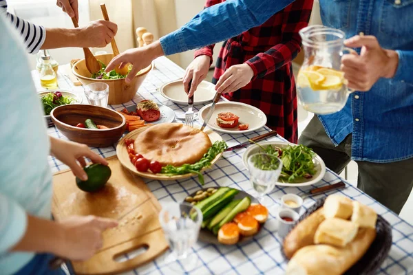 Fecho Ângulo Alto Grupo Pessoas Que Preparam Jantar Conjunto Grande — Fotografia de Stock