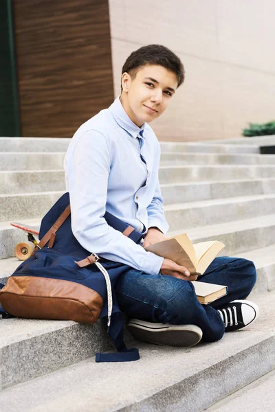 Portret Inteligentny Nastoletni Chłopak Siedzący Schodach Budynku Patrząc Kamery Podczas — Zdjęcie stockowe