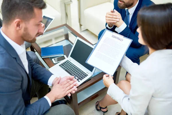 Hoge Hoekmening Bij Groep Van Succesvolle Zakelijke Mensen Die Samenwerken — Stockfoto