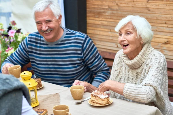 Portret Van Gelukkige Senior Paar Lachen Genieten Van Diner Met — Stockfoto