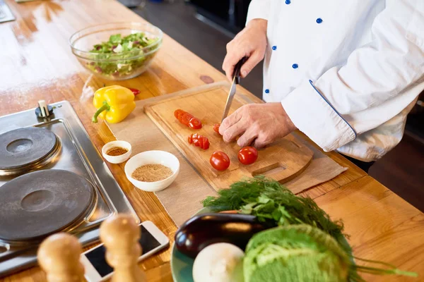 Primer Plano Del Chef Masculino Que Usa Tomates Cherry Corte — Foto de Stock