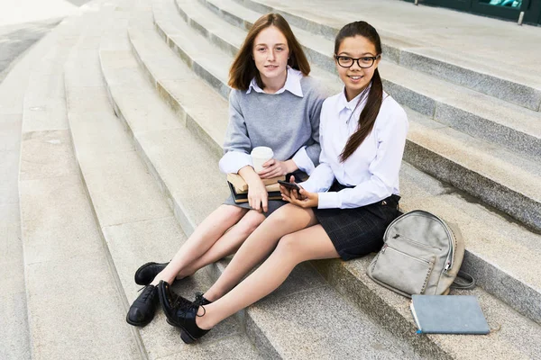 Portrait Deux Jolies Écolières Regardant Caméra Tout Étant Assis Sur — Photo