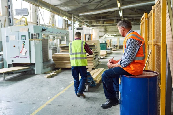 Diverse Persone Che Lavorano Officina Spostando Tavole Legno Moderno Negozio — Foto Stock