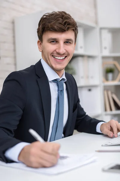 Porträtt Stilig Ung Affärsman Tittar Kameran Ler Glatt Medan Sitter — Stockfoto