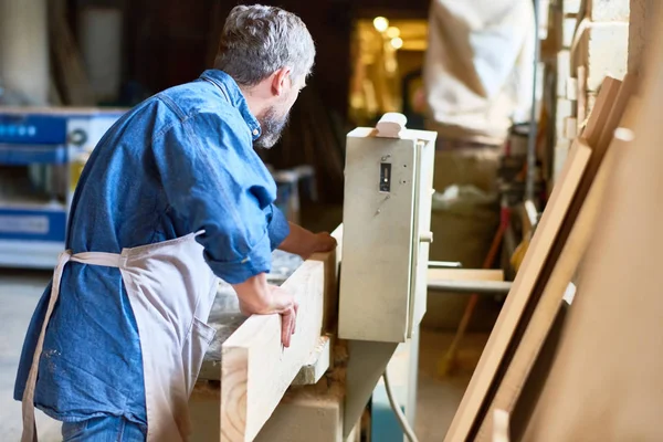 Portret Van Volwassen Bebaarde Timmerman Leidt Stuk Hout Door Snijmachine — Stockfoto