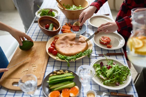 Großaufnahme Des Esstisches Mit Hausgemachtem Essen Darauf Und Unkenntlichen Leuten — Stockfoto