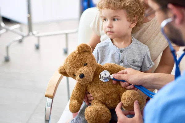 Portret Urocza Dziecka Kręcone Biurze Lekarzy Trzyma Miś Zabawka Pediatra — Zdjęcie stockowe