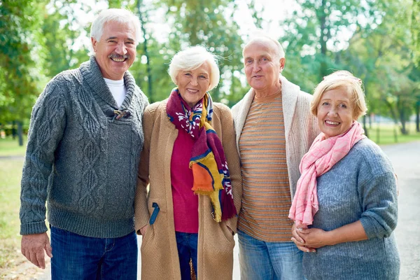 Retrato Grupo Amigos Seniores Alegres Vestindo Roupas Quentes Olhando Para — Fotografia de Stock