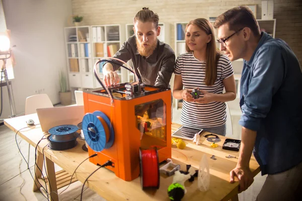 Tres Jóvenes Ingenieros Pie Escritorio Madera Uso Impresora Con Fin — Foto de Stock