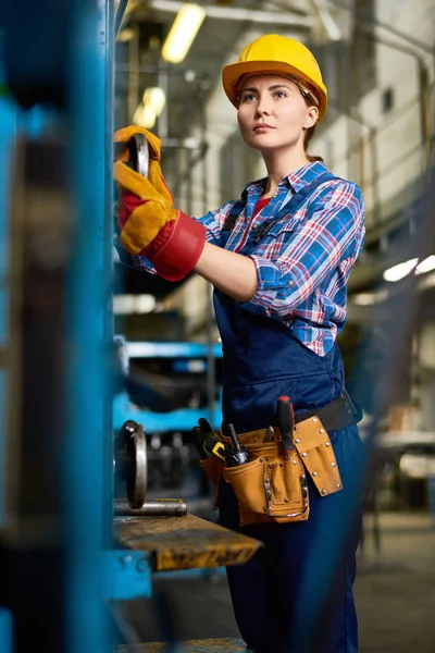 Porträtt Kvinnliga Fabriksarbetare Ställa Maskinenheter Tittar Bort Moderna Anläggning — Stockfoto