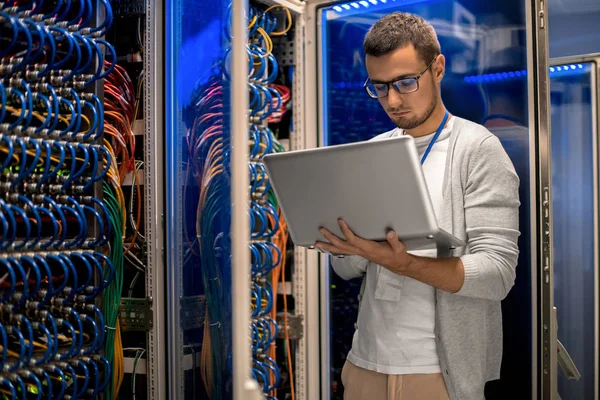 Портрет Современного Молодого Человека Ноутбуком Стоящего Серверной Работающего Суперкомпьютером Синем — стоковое фото