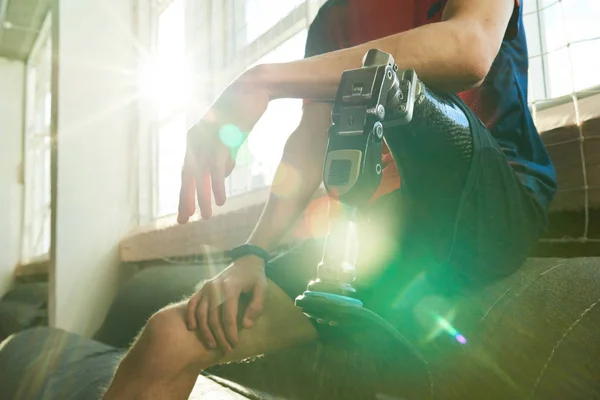 Närbild Amputee Sportsman Sitter Bänken Modernt Gym Fokus Benprotes Solljus — Stockfoto