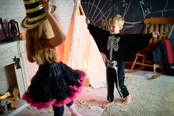 Retrato Dos Niños Con Disfraces Halloween Divirtiéndose Jugando Estudio Decorado — Foto de Stock