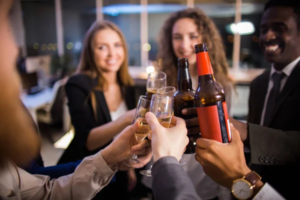 Vista Ravvicinata Degli Impiegati Che Chiudono Bicchieri Bottiglie Con Bevande — Foto Stock