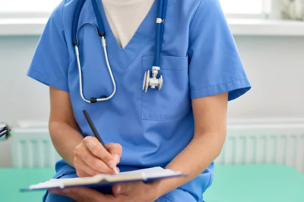 Retrato Sección Media Una Mujer Joven Que Lleva Uniforme Médico — Foto de Stock