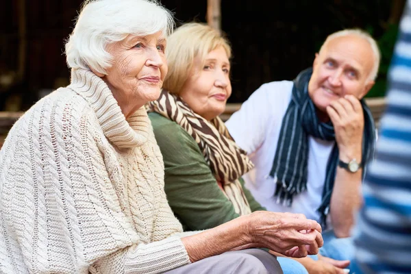 Профиль Вида Красивых Пожилых Женщин Вязаных Свитерах Собранных Вместе Друзьями — стоковое фото