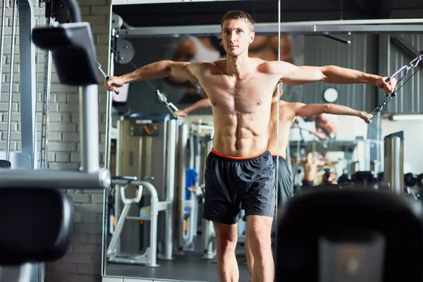 Visão Frontal Retrato Homem Musculoso Bonito Sem Camisa Usando Máquina — Fotografia de Stock