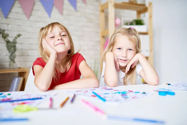 Portret Van Twee Kleine Meisjes Zitten Aan Tafel Met Kleuren — Stockfoto