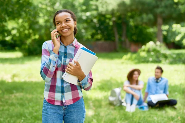 Retrato Estudiante Africano Feliz Hablando Por Teléfono Inteligente Parado Aire — Foto de Stock