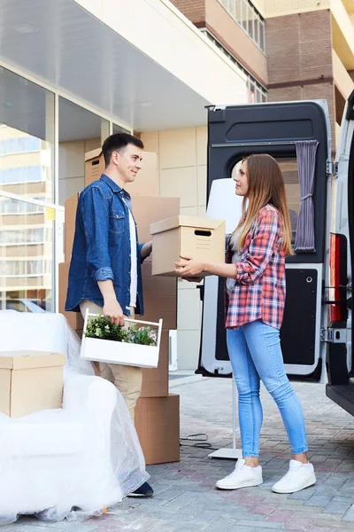 Retrato Vista Lateral Una Joven Mujer Feliz Descargando Cajas Una — Foto de Stock