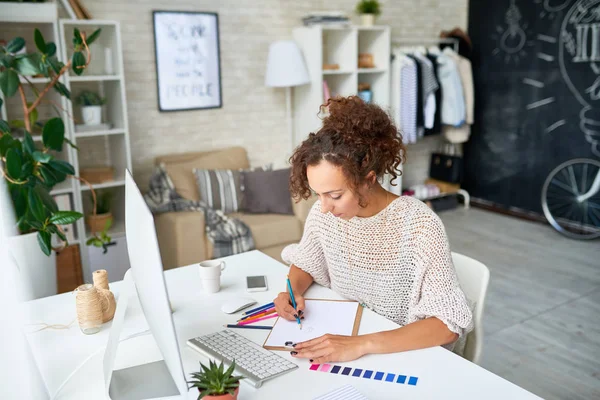 Hoge Hoek Portret Van Moderne Creatieve Vrouw Werken Bij Bureau — Stockfoto