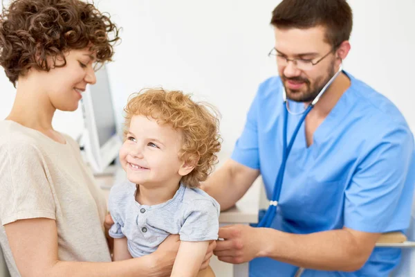 Portrait Happy Little Boy Sitting Mothers Lap Doctors Office While — Stock Photo, Image