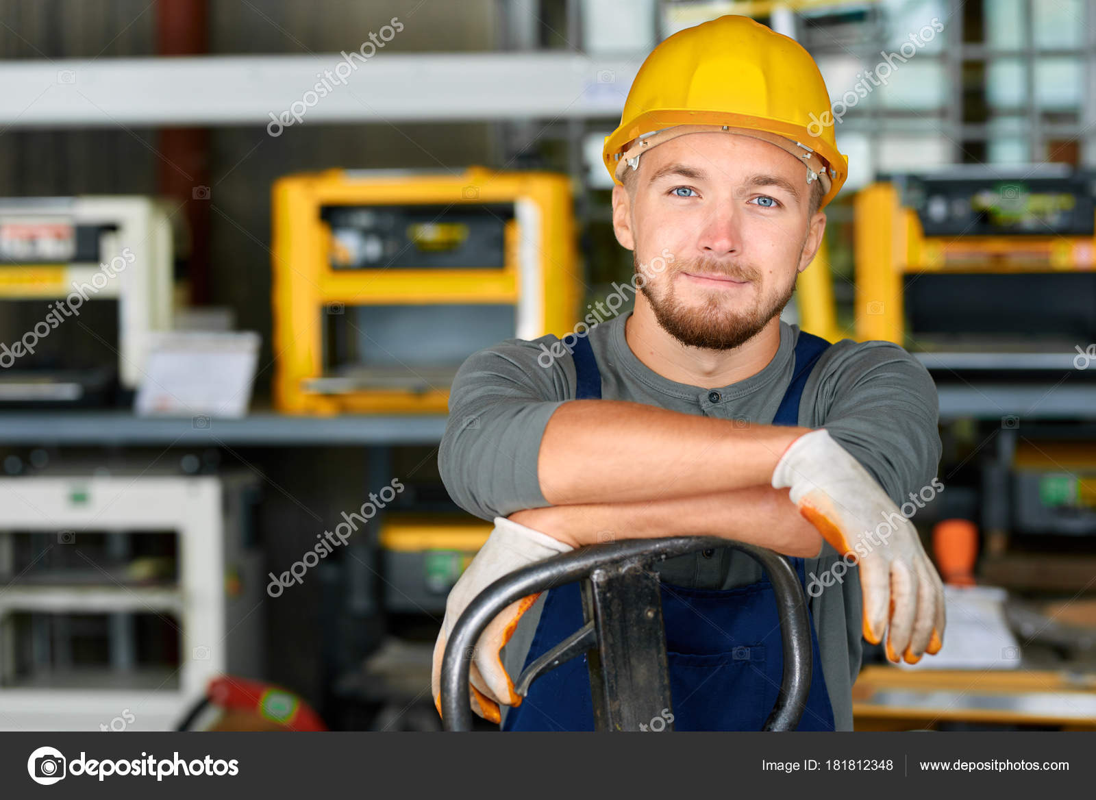 Производители отечественных деталей получат господдержку. Молодой рабочий. Люди на заводе. Working at factory. Сборщик на заводе сток фото.