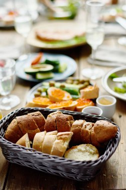 Closeup lezzetli yiyecek Ziyafet için kimse hazır ahşap akşam yemeği masada ekmek sepeti