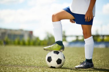 Yan görünümü tanınmaz halde genç sporcunun futbol sahası bacak Ball ile ayakta portresi