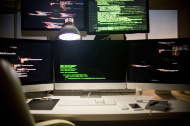 Yazılım geliştirici modern çalışma alanı: programlama dili sembolleri, rahat sandalye, not defteri, arka plan üzerinde panoramik pencere ile beş ekranlar