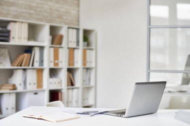 Modern hafif ofis Danışma laptop ile boş çalışma alanı'nın arka plan görüntüsü